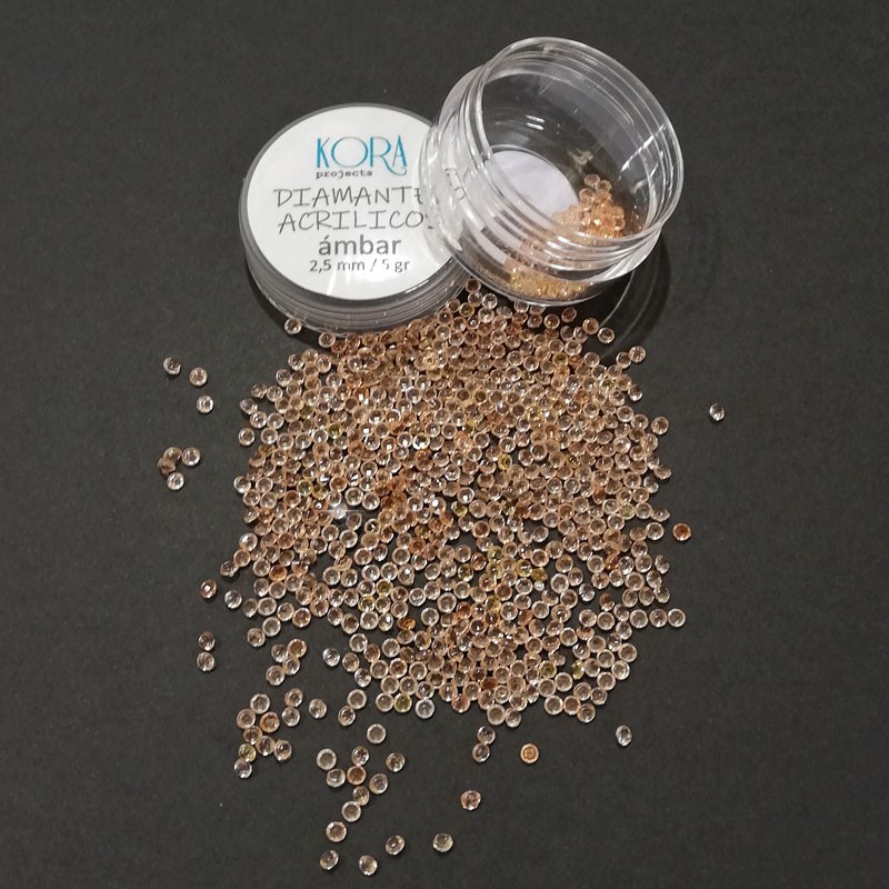 Potes transparentes com diamantes acrílicos âmbar sobre fundo preto