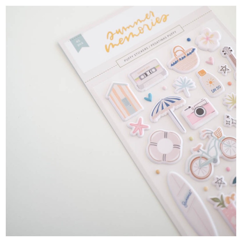 Pacote de autocolantes temáticos de verão coloridos em fundo branco