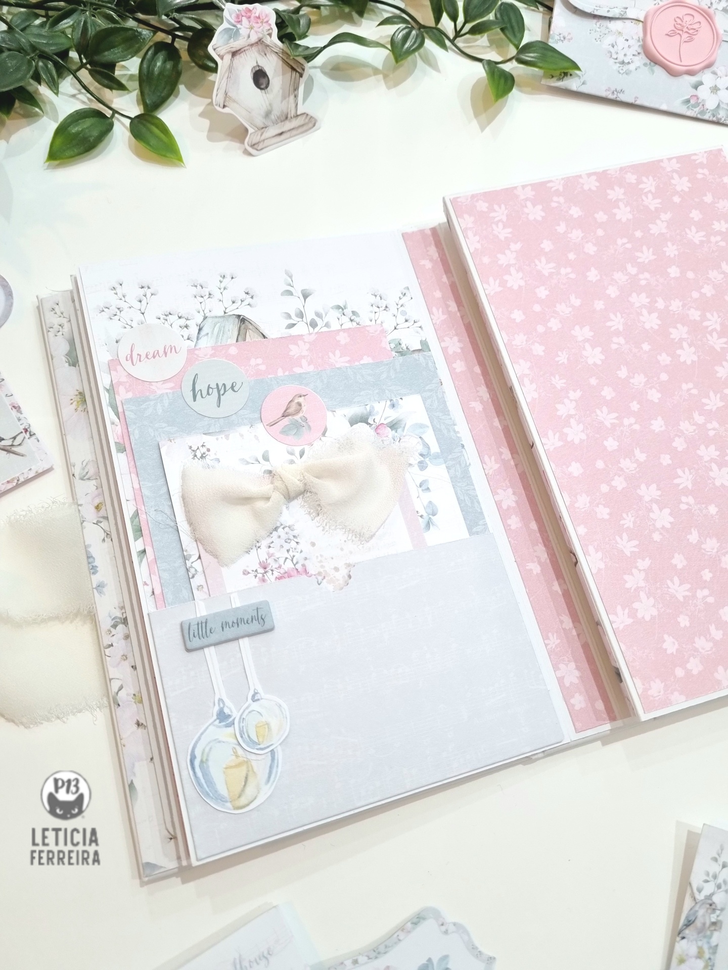 Álbum decorado com padrões florais e palavras em inglês em tons pastel