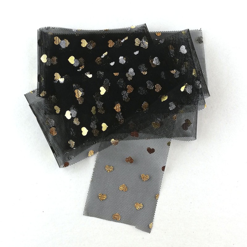 Pano de tule preto com corações metálicos brilhantes em dourado, prata e bronze