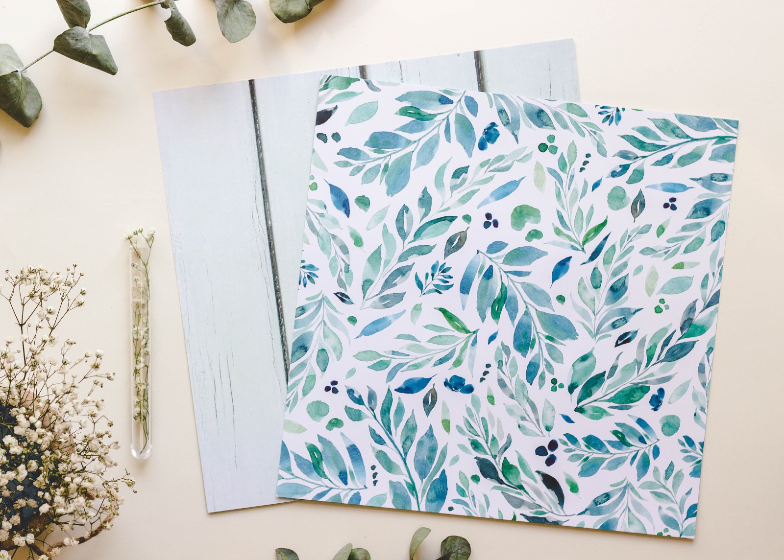 Papiers décoratifs avec motifs de feuilles vertes et bleues sur un fond blanc