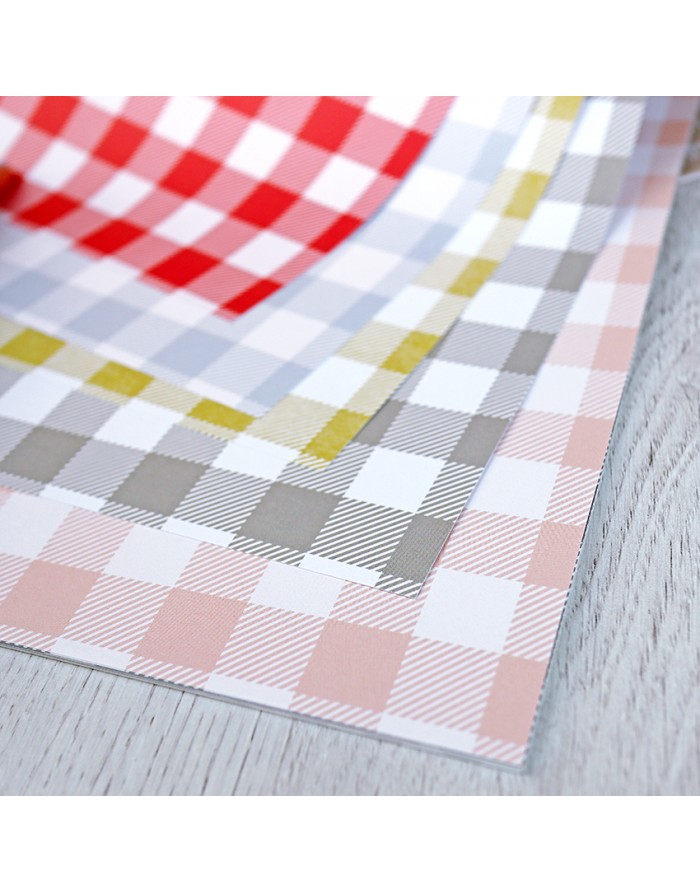 Três guardanapos xadrez em vermelho, cinza com amarelo e rosa, sobre mesa clara