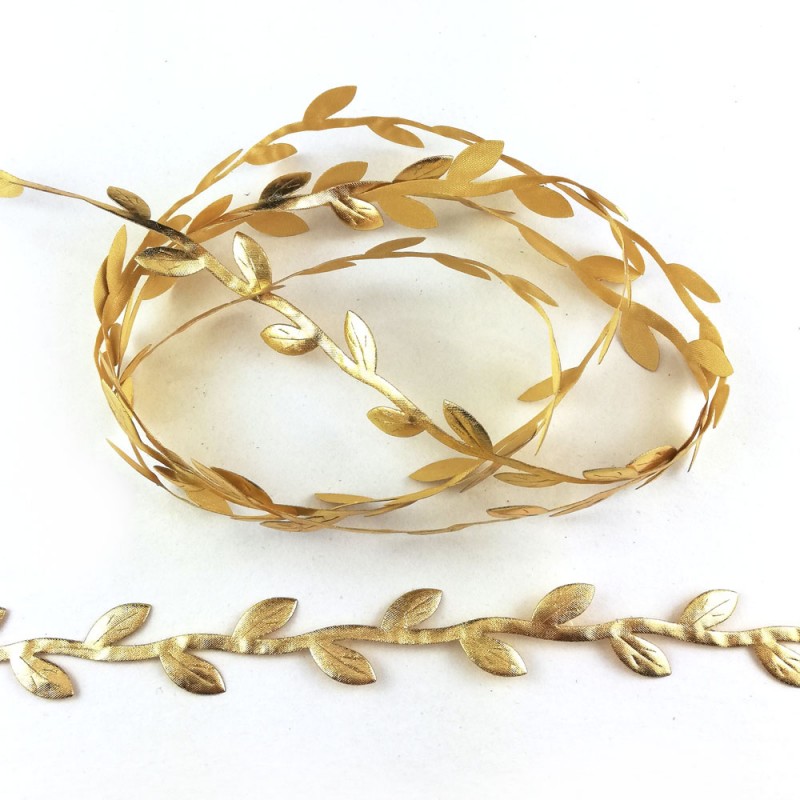 Fita decorativa dourada com padrão de folhas pequenas