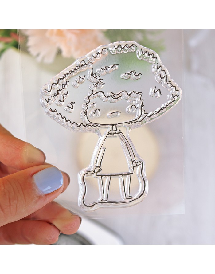 Selo transparente com desenho de boneca estilizada em traço preto