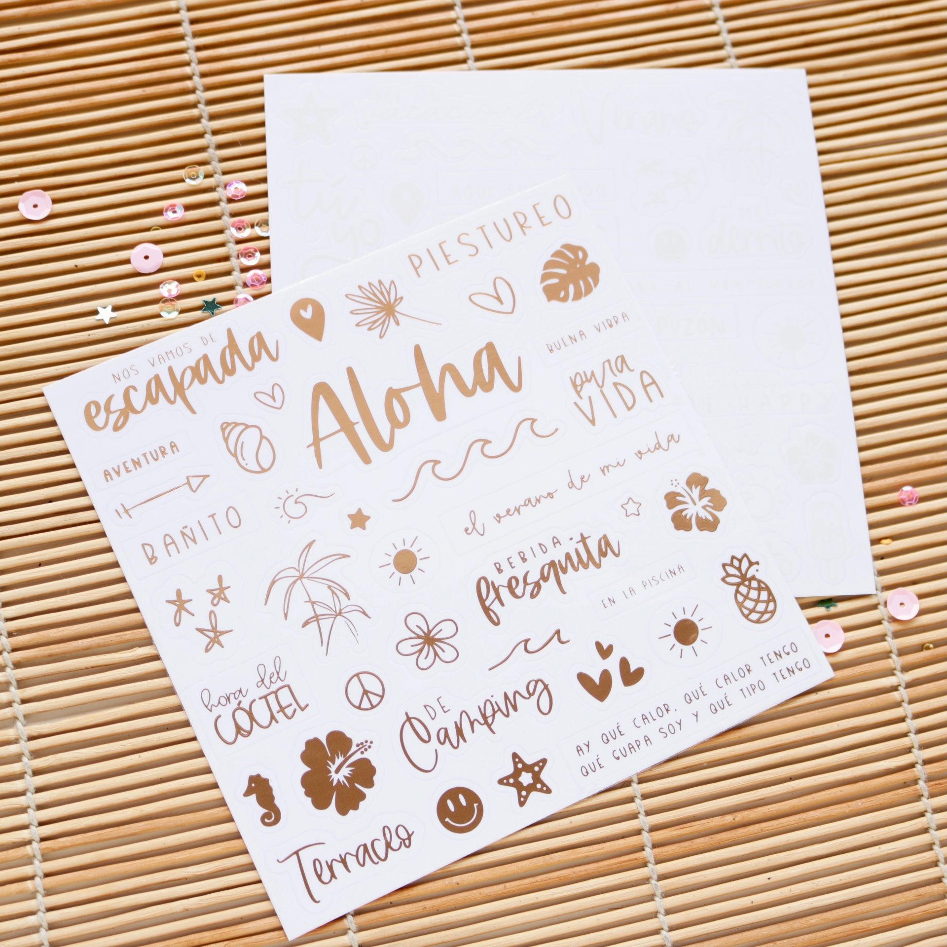 Conjunto de autocolantes tropicais em tons castanho claro sobre superfície de bambu