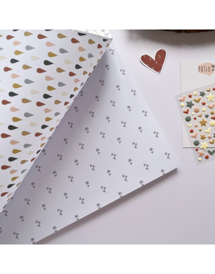 Papel estampado com gotas coloridas, mini flores e autocolantes de corações e estrelas
