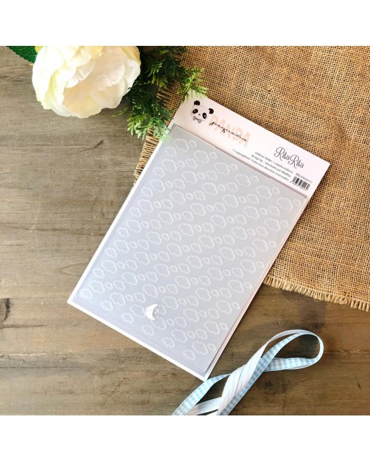 Placa de relevo branca com padrão de corações e embalagem com etiqueta de panda