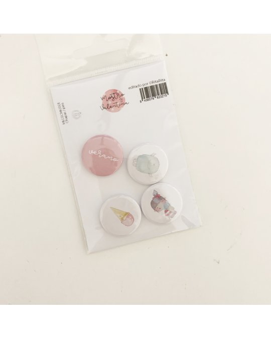 Conjunto de quatro bottons ilustrados em embalagem de plástico transparente