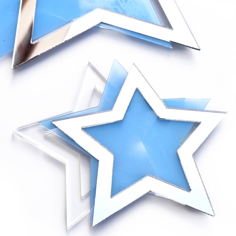 Duas estrelas decorativas metalizadas e azuis