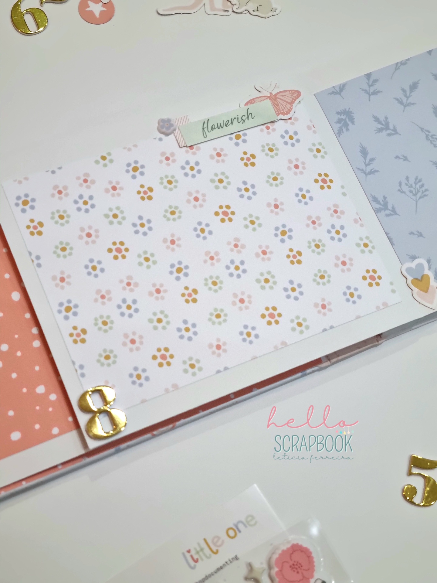 Página de scrapbook com padrão floral e elementos decorativos coloridos