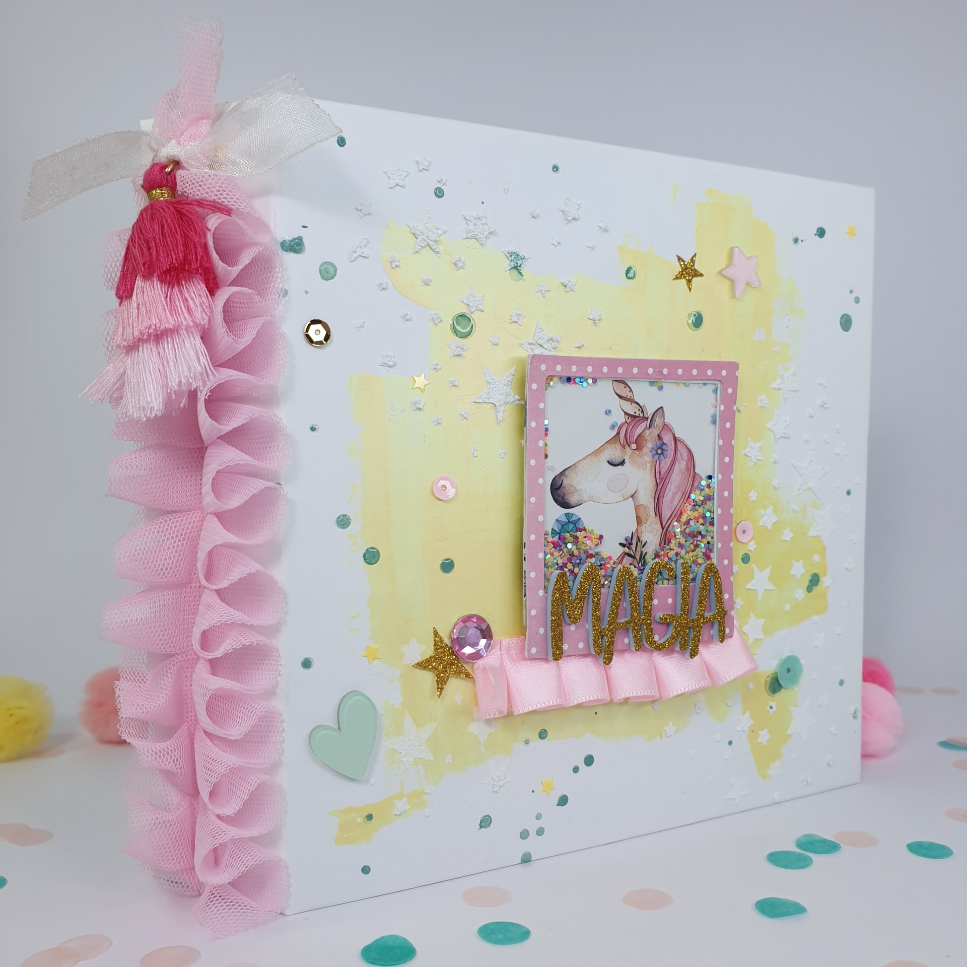 Capa de caderno artesanal com unicórnio e decoração em rosa e amarelo