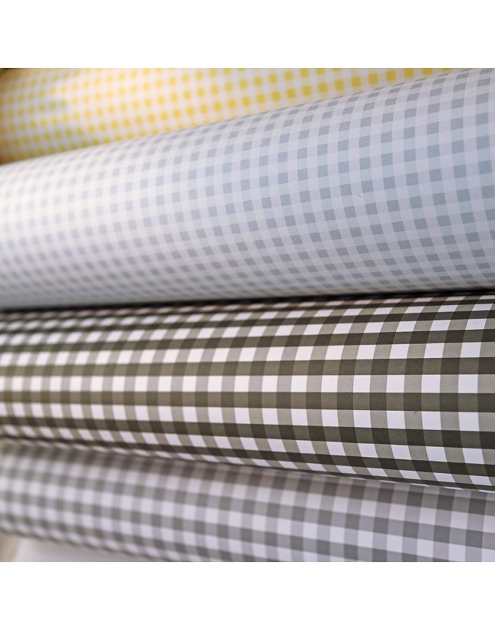 Rolos de tecido com padrão xadrez em várias cores