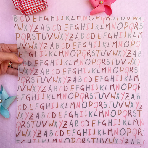 Papel decorativo com letras coloridas e flores artificiais ao redor