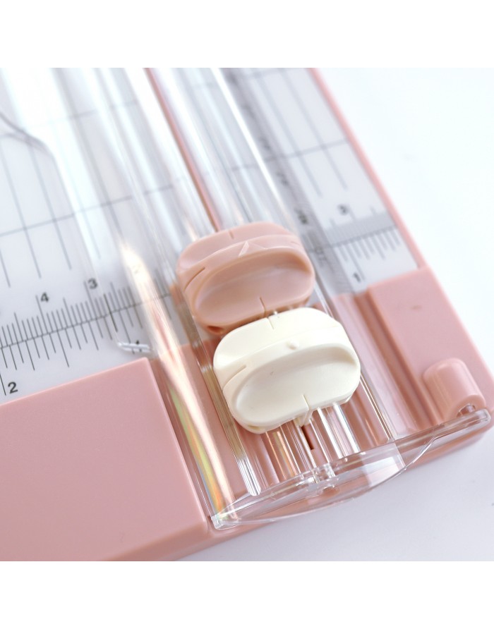 Aparelho de medição rosa com marcadores móveis ovalados cor de rosa e branco