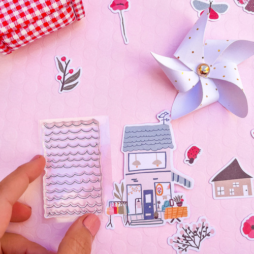 Autocolantes de papel coloridos com temas de casa e natureza sobre superfície rosa texturizada