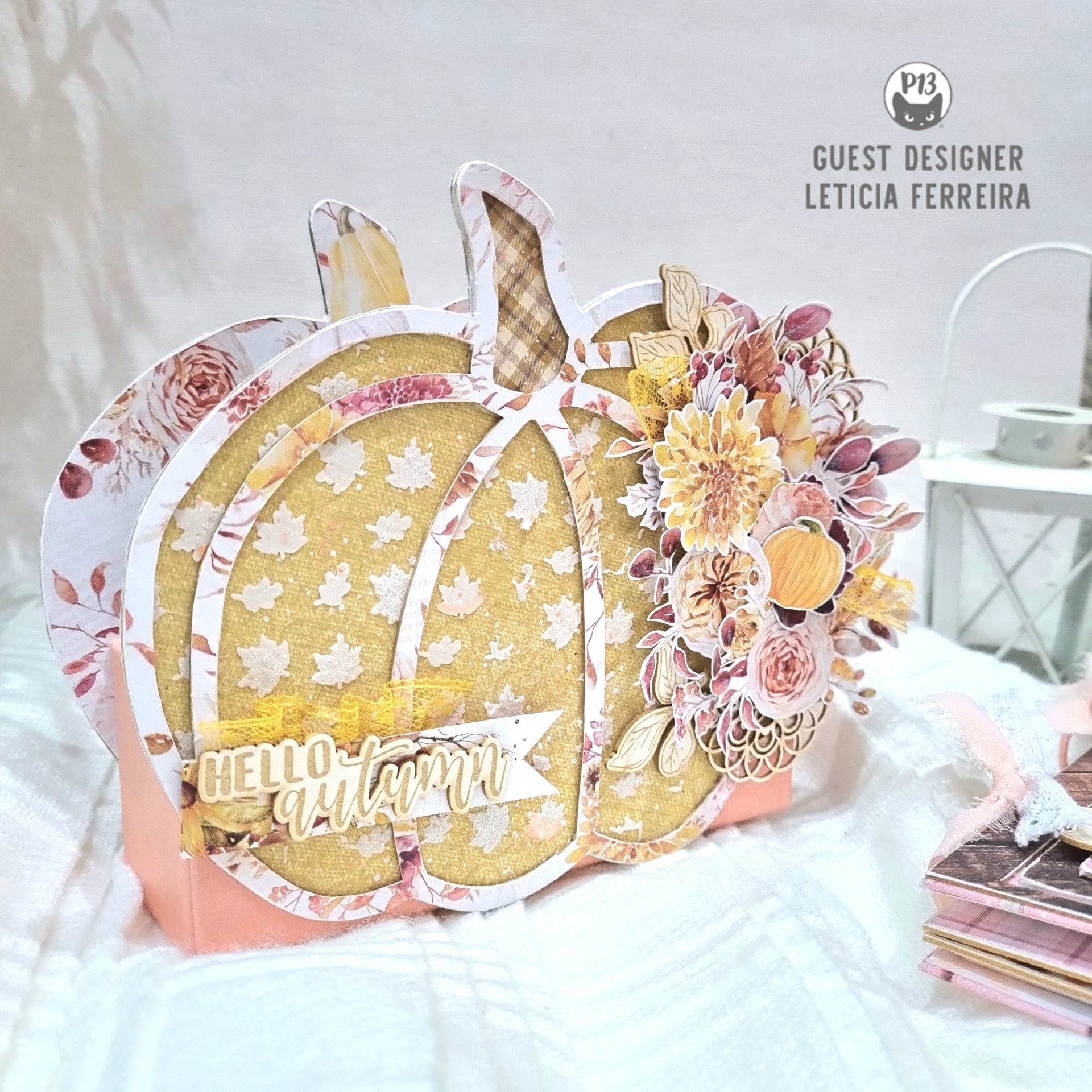 Decoração em formato de abóbora decorada com flores e texto 