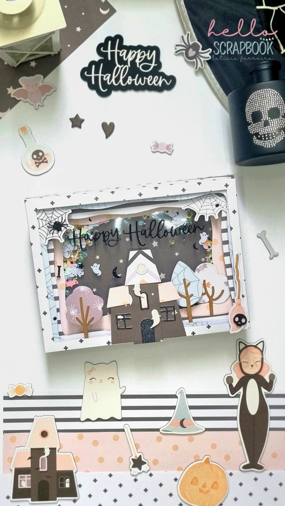 Decoração de Halloween com caixa, adesivos e caneca preta com caveira