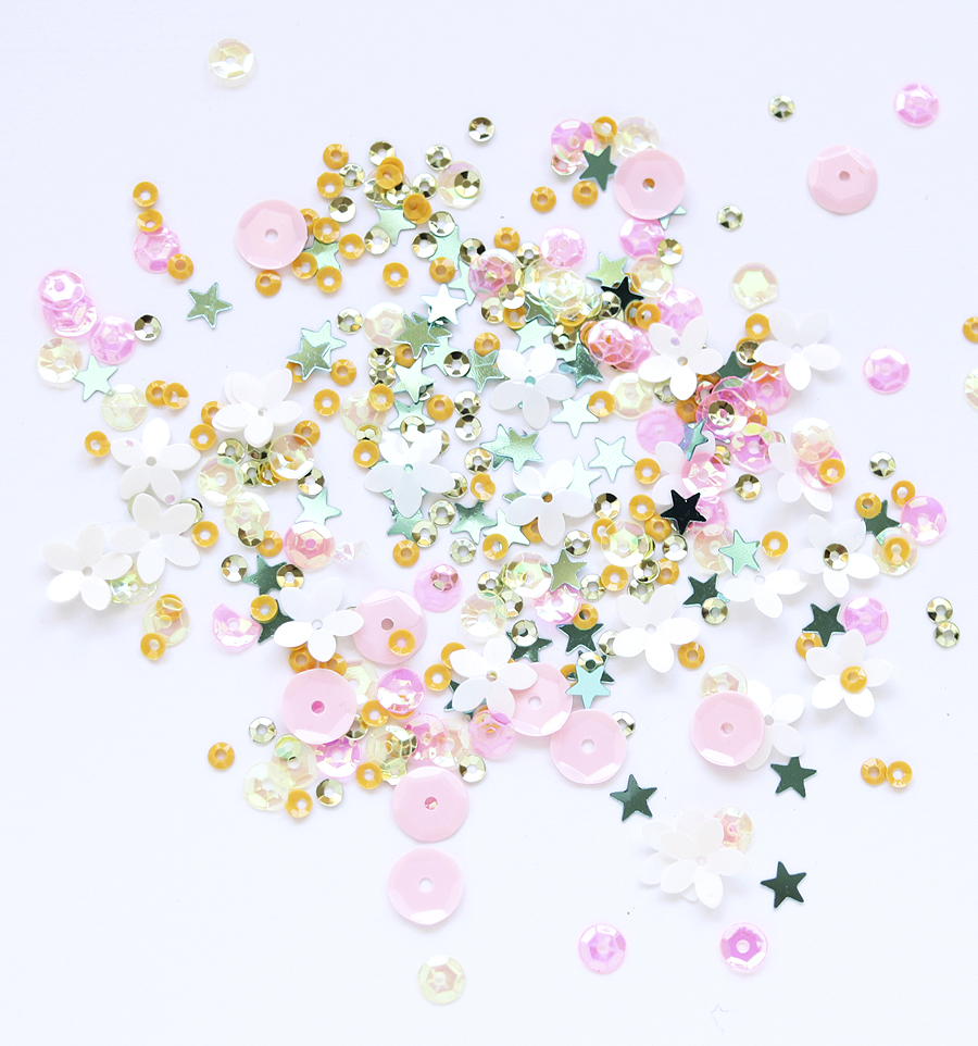 Confetes coloridos em forma de estrelas, flores e círculos sobre fundo branco