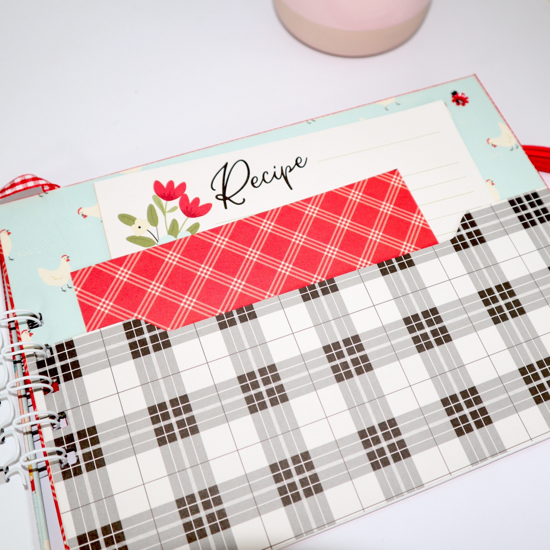 Caderno espiral com bolso xadrez vermelho e cartão recipe