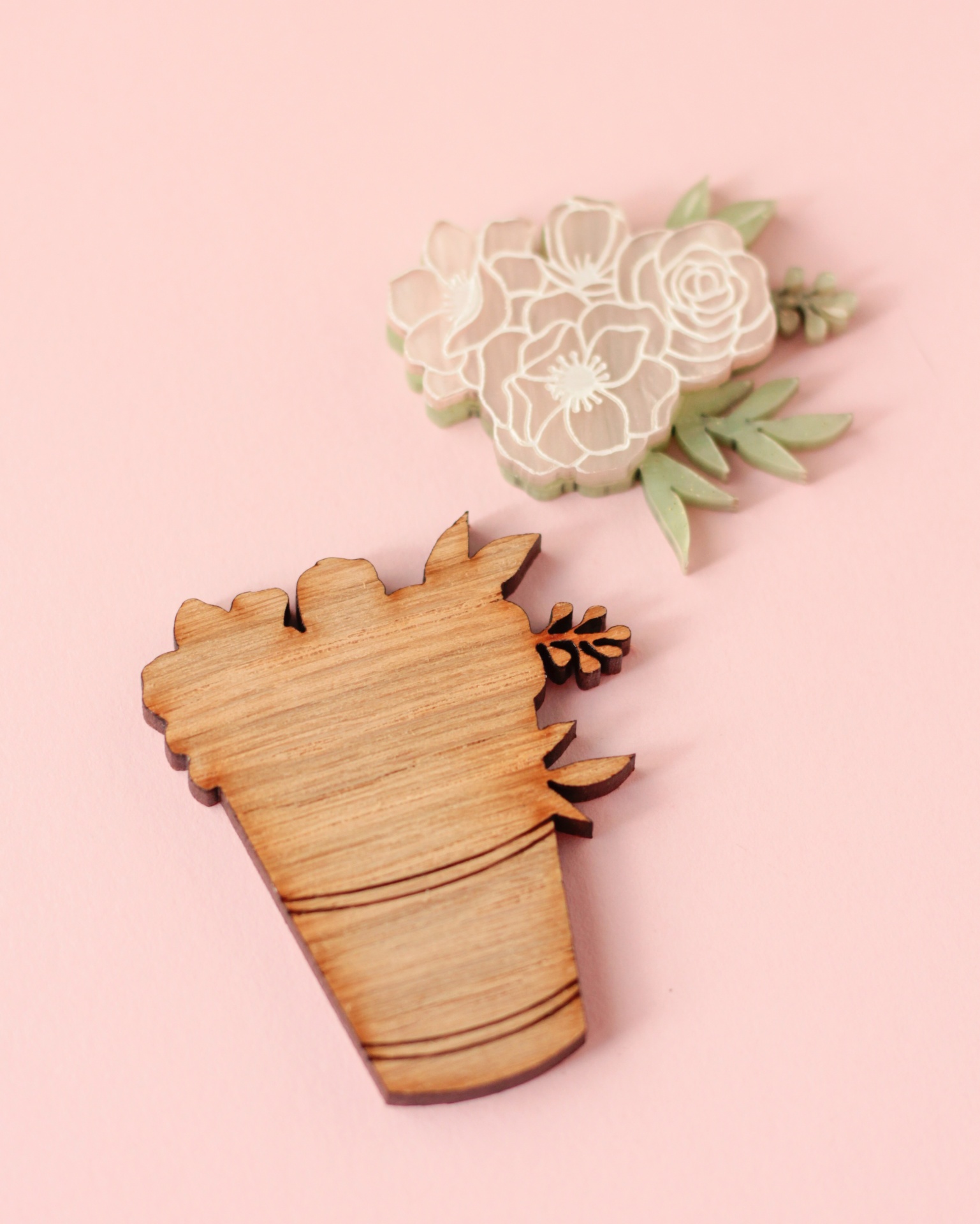 Ímanes decorativos de vaso com flores em madeira e cor bege sobre fundo rosa