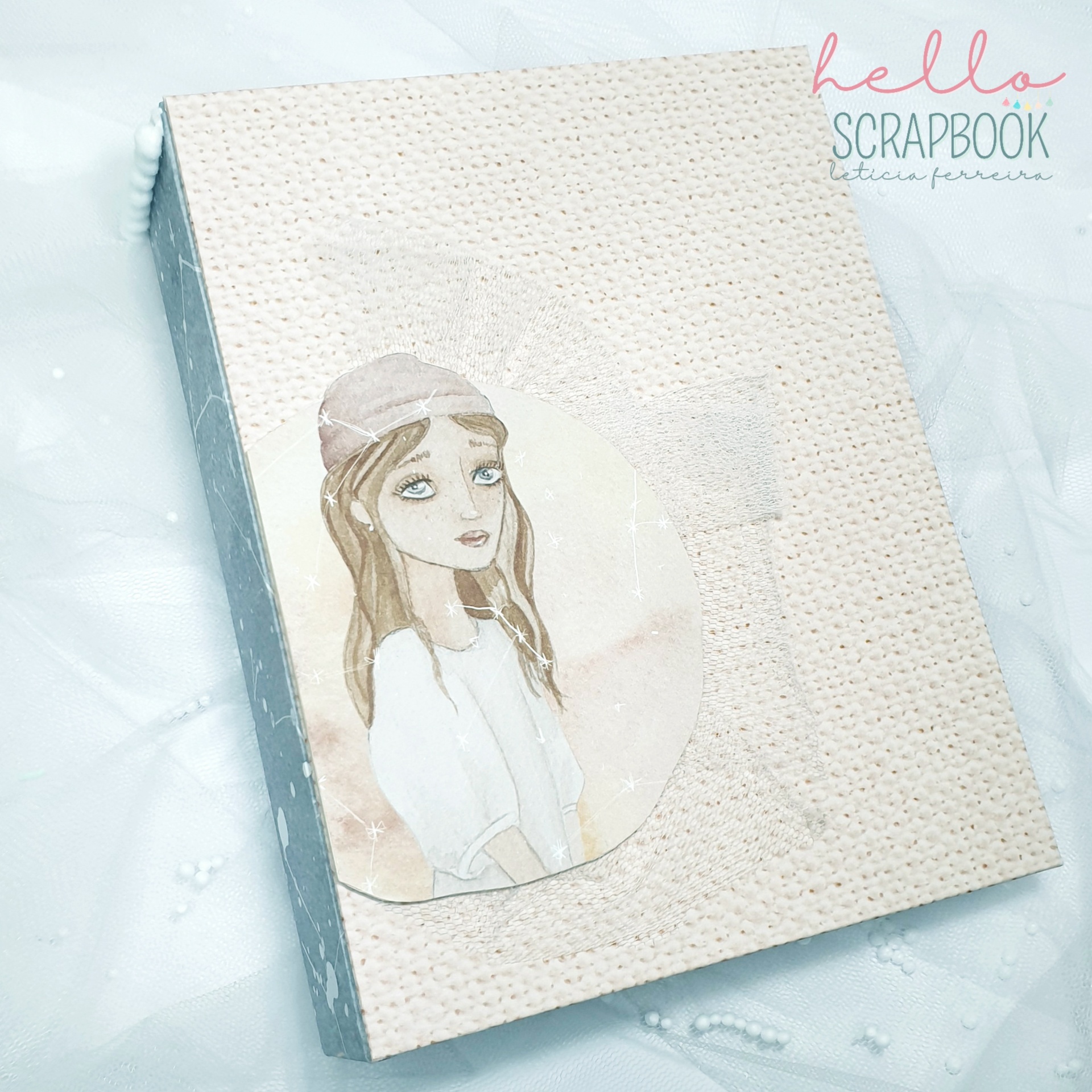 Caderno artesanal com capa texturizada creme e ilustração de rapariga e boina rosa