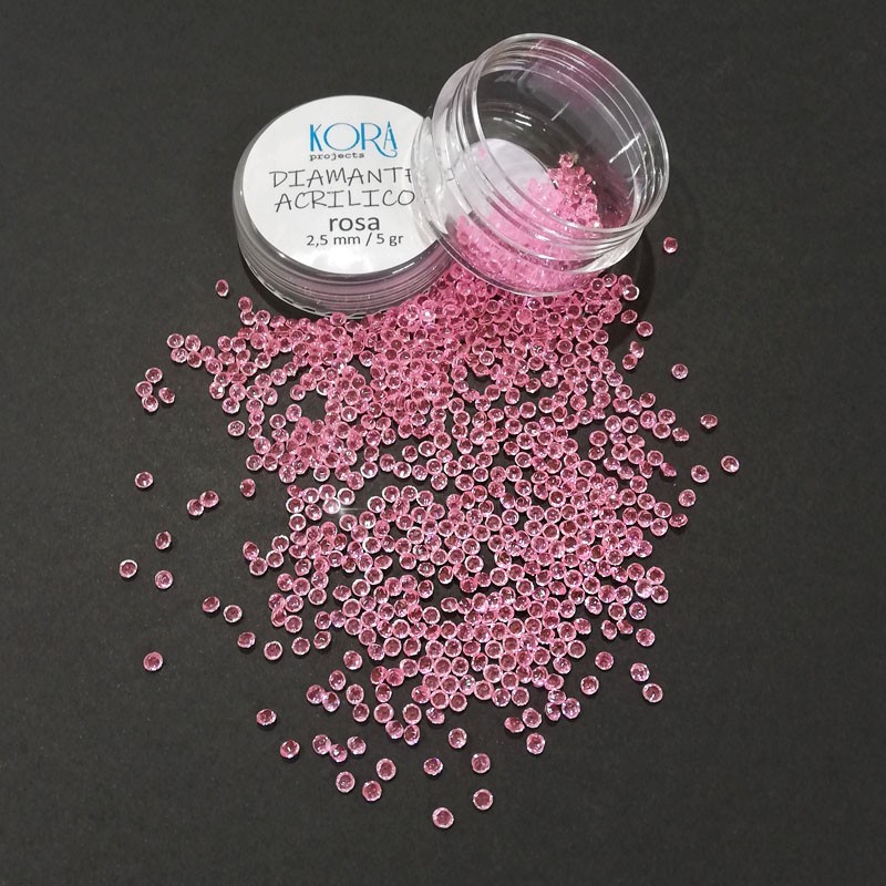 Pote com pedras acrílicas rosas e rótulo KORA DIAMANTE ACRÍLICO