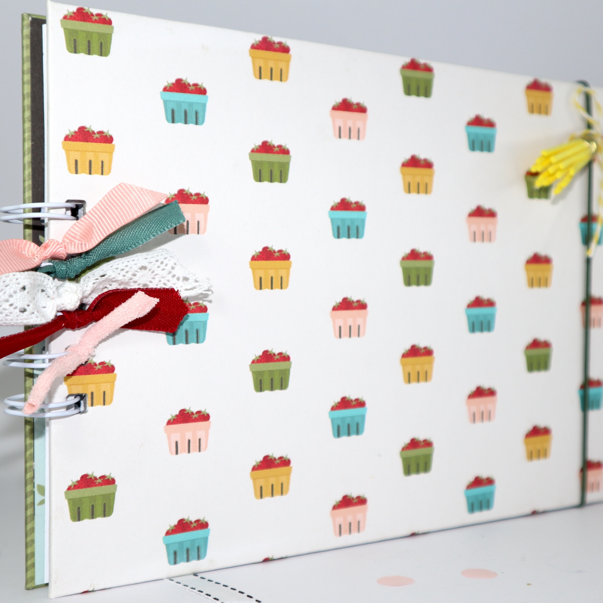 Caderno com capa de cupcakes coloridos e fitas nas argolas