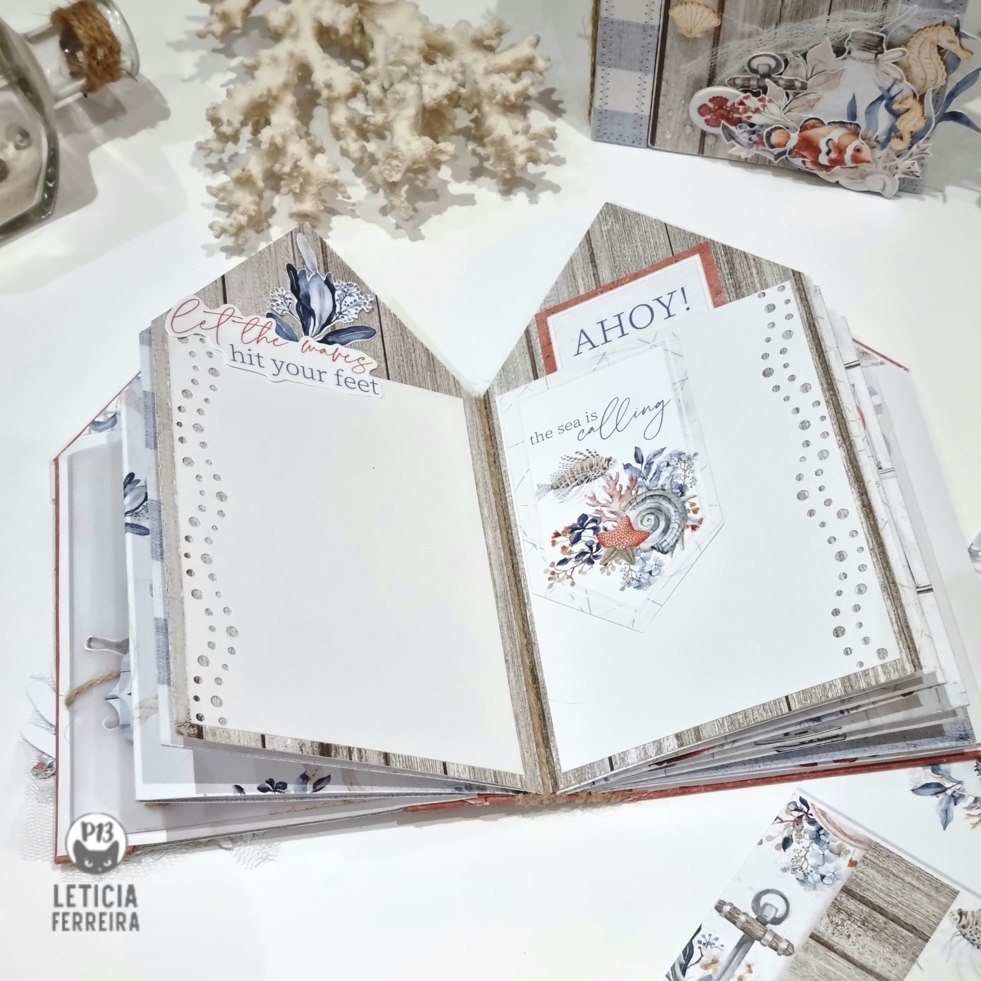 Livro ou álbum decorado com tema náutico e frases em inglês.