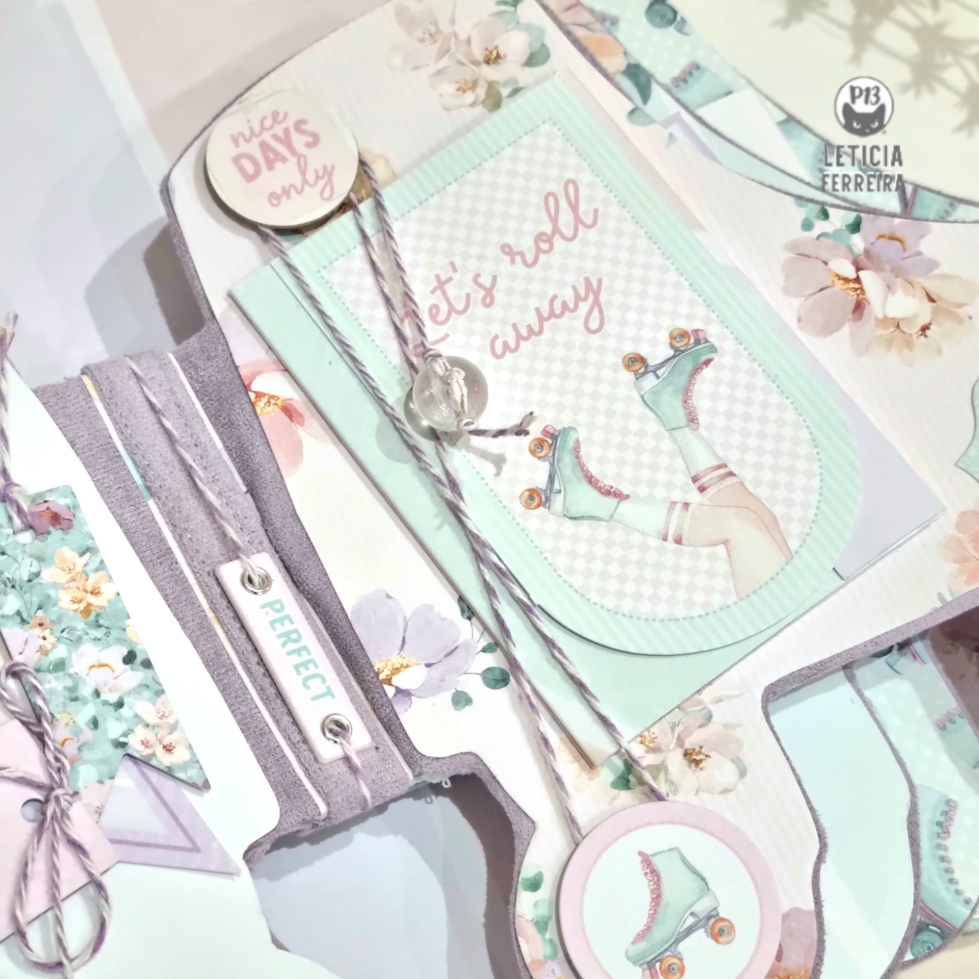 Cartões e etiquetas decorativos com patins azuis, textos e flores em tons pastel