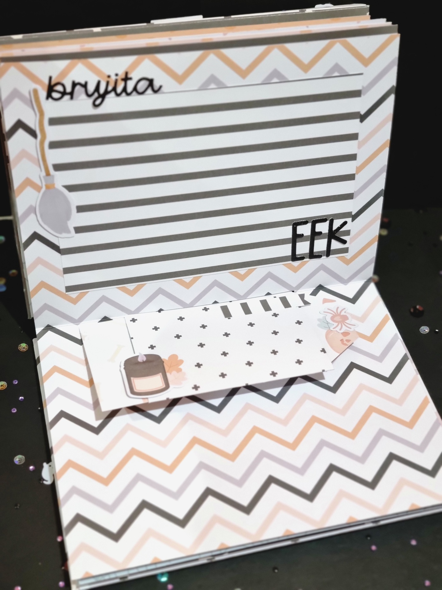Caderno com padrão chevron e elementos decorativos de vela e flores