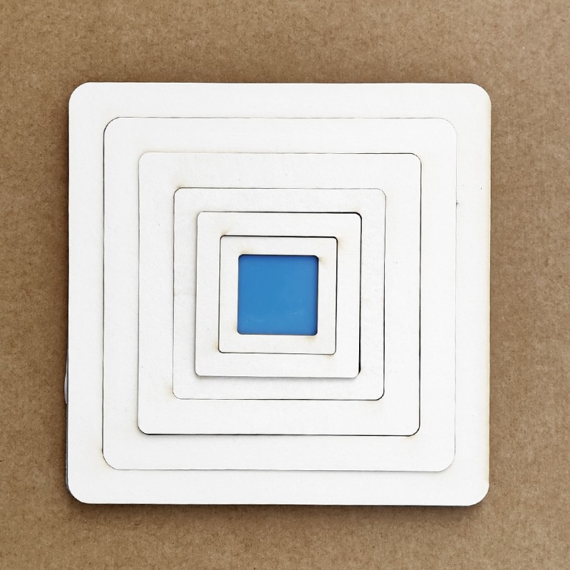 Conjunto de molduras quadradas brancas com recorte azul no centro sobre fundo castanho