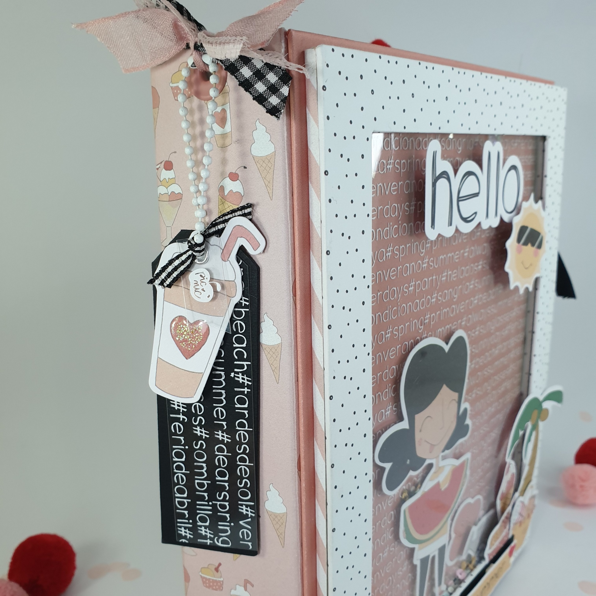 Caixa ou caderno decorado com tema de verão, fita rosa, pérolas e etiqueta com texto de hashtags em português.