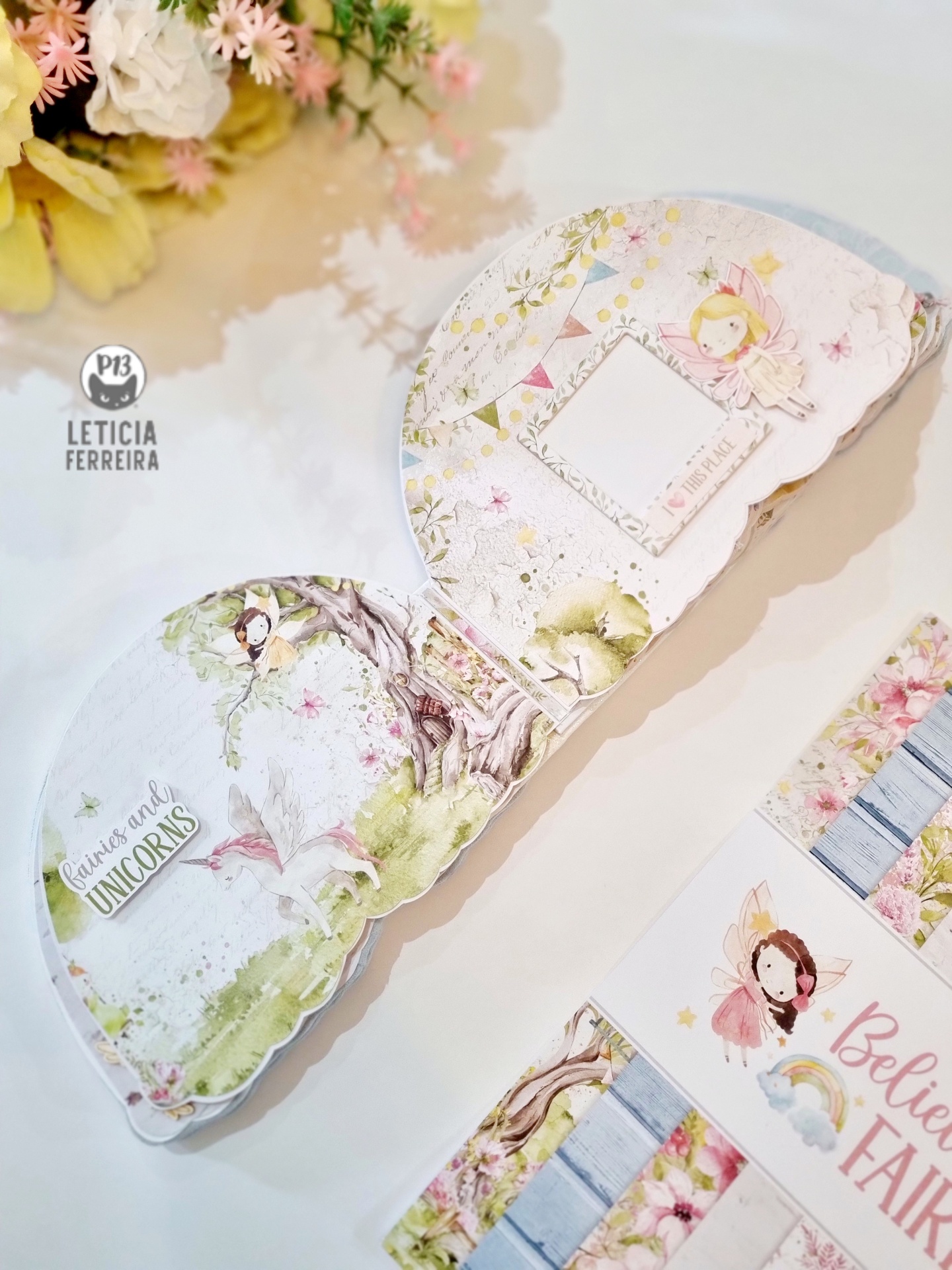 Produtos de papelaria infantis com temas de unicórnios e fadas em tons pastel