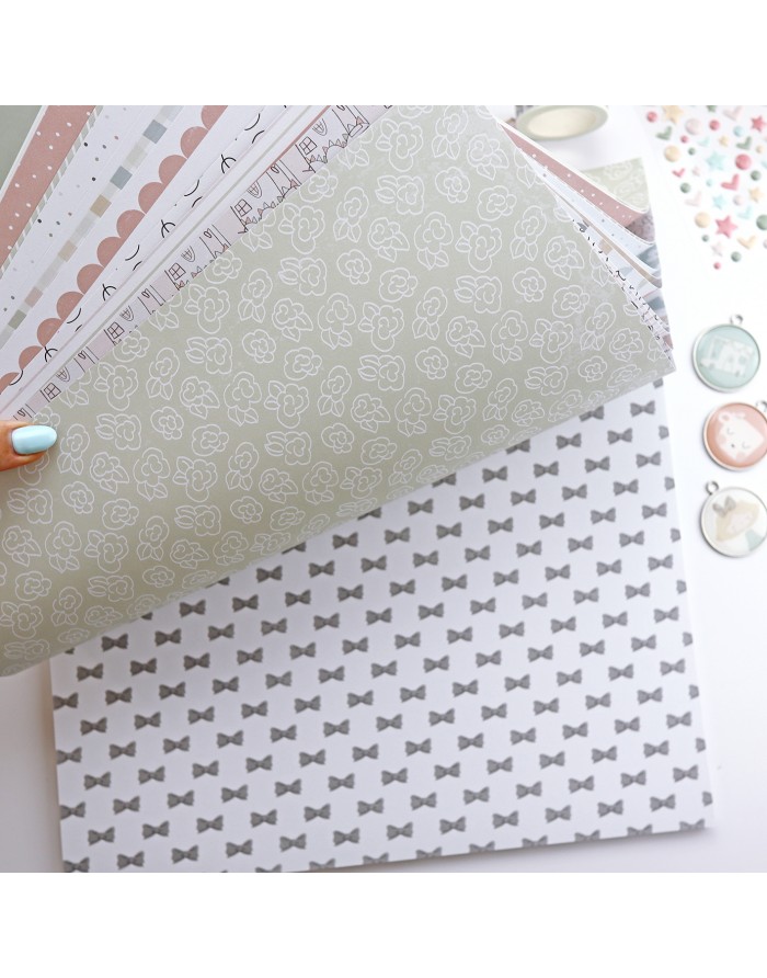 Folhas de papel decorativo com padrões de flores e laços em tons pastéis