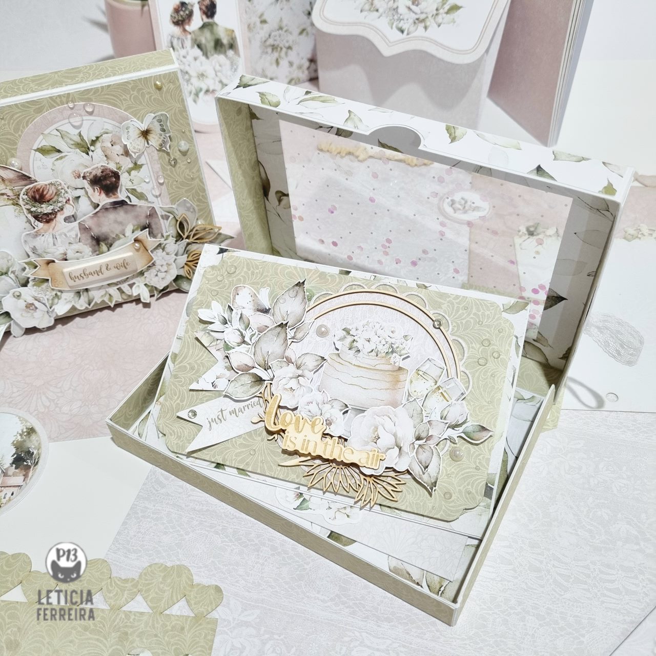 Caixa decorativa aberta com cartão artesanal floral e textos em madeira