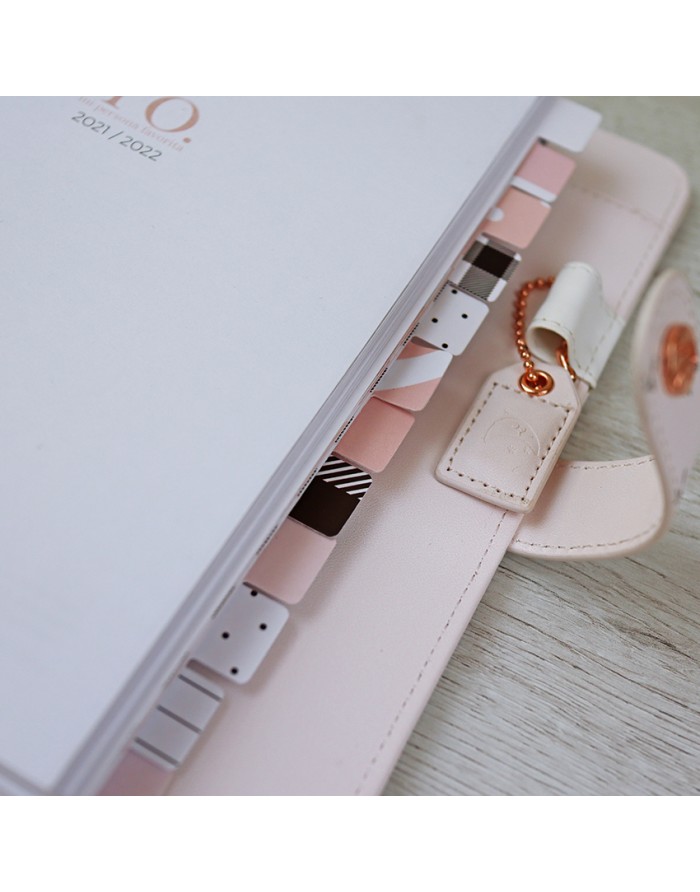 Caderno ou agenda com abas coloridas e capa rosa claro com fecho de botão