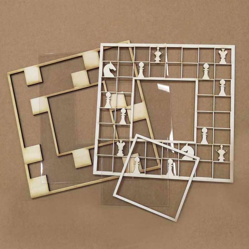 Molduras transparentes e de madeira com desenhos de peças de xadrez