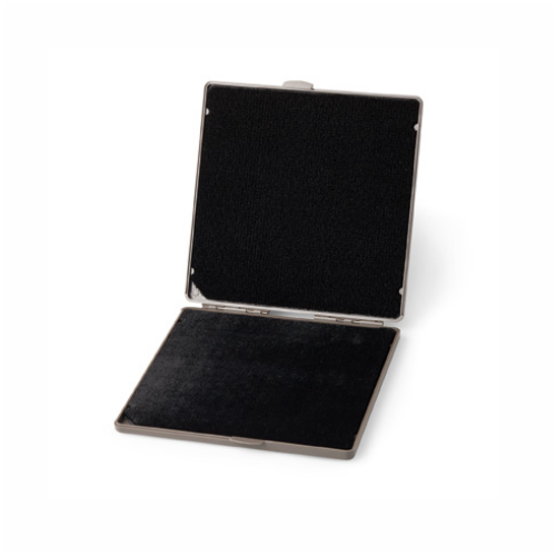 Estojo retangular aberto com interior preto e estrutura metálica prata