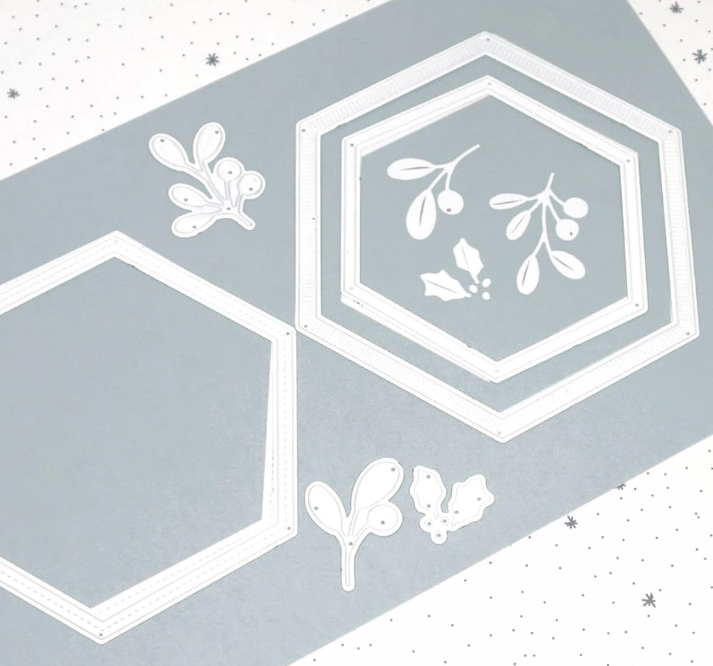 Padrões brancos de bagas e folhas sobre fundo cinza com hexágonos.