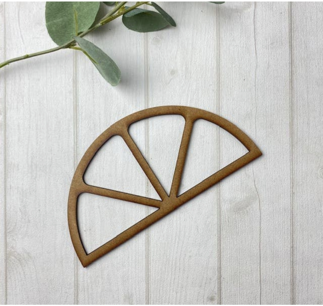 Suporte de madeira meia-lua com divisões sobre madeira clara e folhas verdes