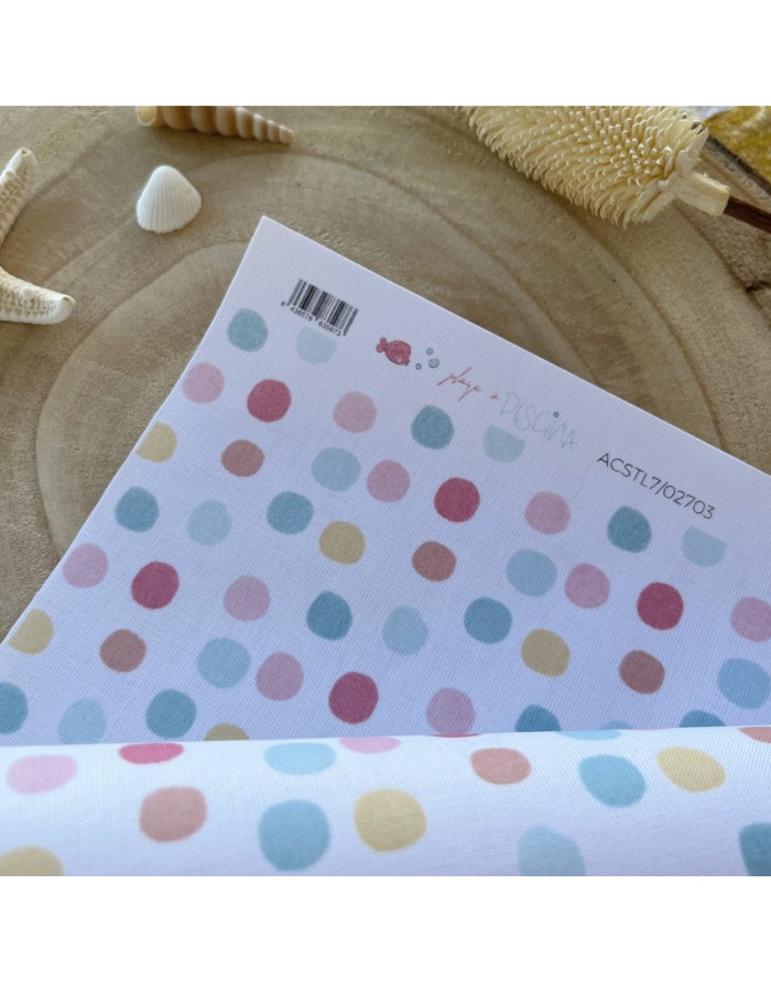 tecido estampado com bolinhas coloridas e elementos de praia