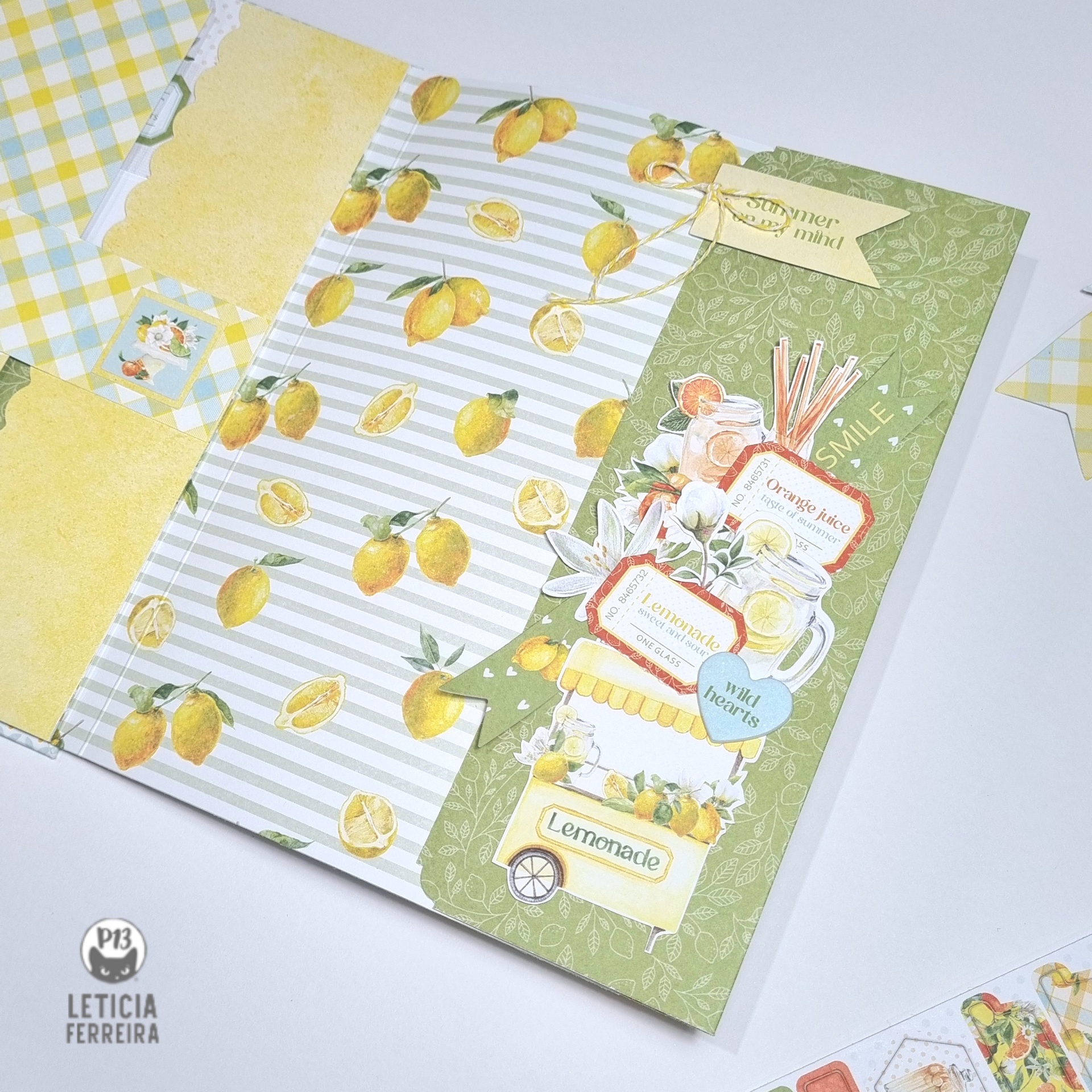 Papel decorativo com padrão de limões e elementos de limonada para artesanato