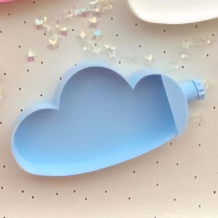Prateleira azul em forma de nuvem montada em parede bege com pontos pretos e borboletas decorativas