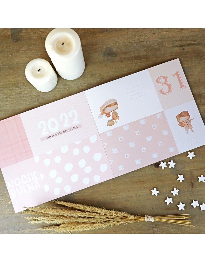 Calendário de parede 2022 em tons pastel rosa e bege com velas e enfeites de estrelas