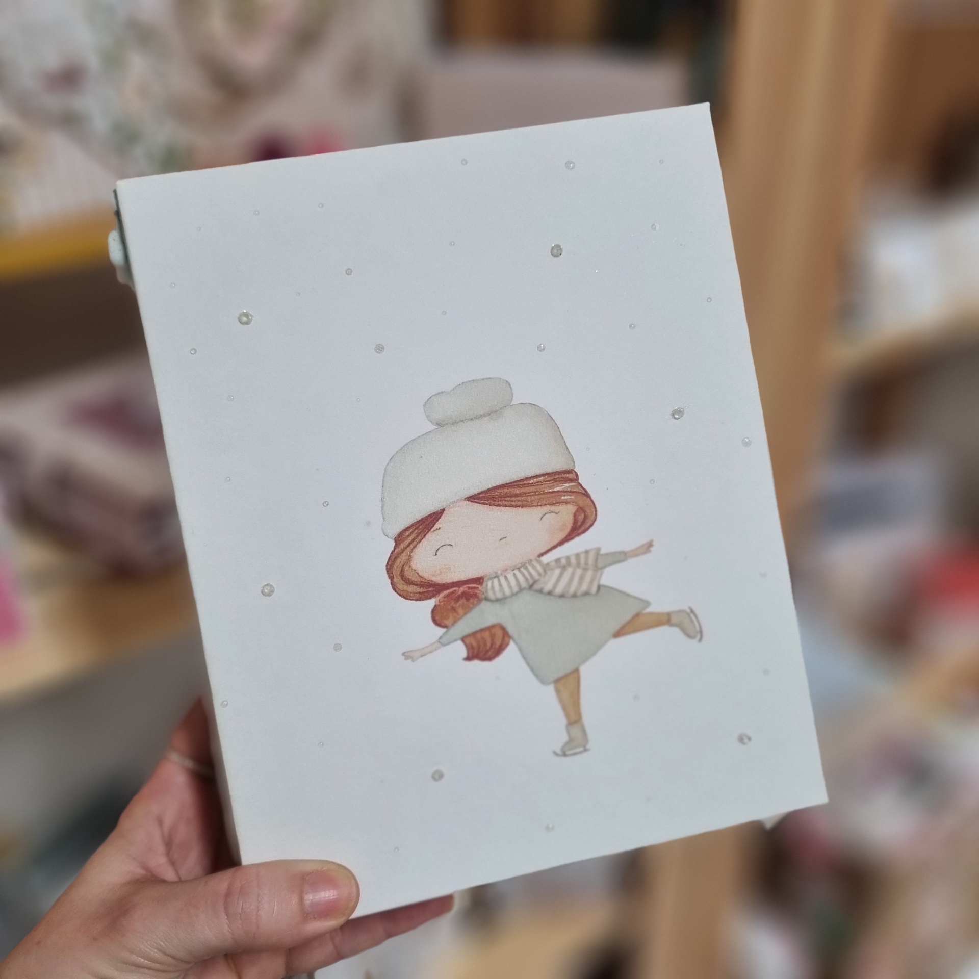 Álbum Fotos com desenho de menina a patinar no gelo e efeito de neve. Scrapbook