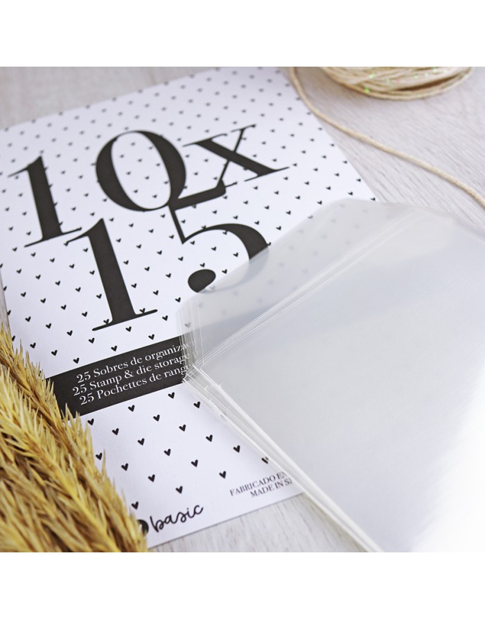 Sobres transparentes de armazenamento para carimbos sobre embalagem branca com corações e texto