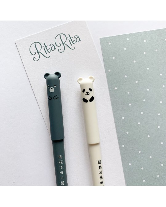 Canetas com tampas de urso e panda sobre cartão e papel com padrão de pontos