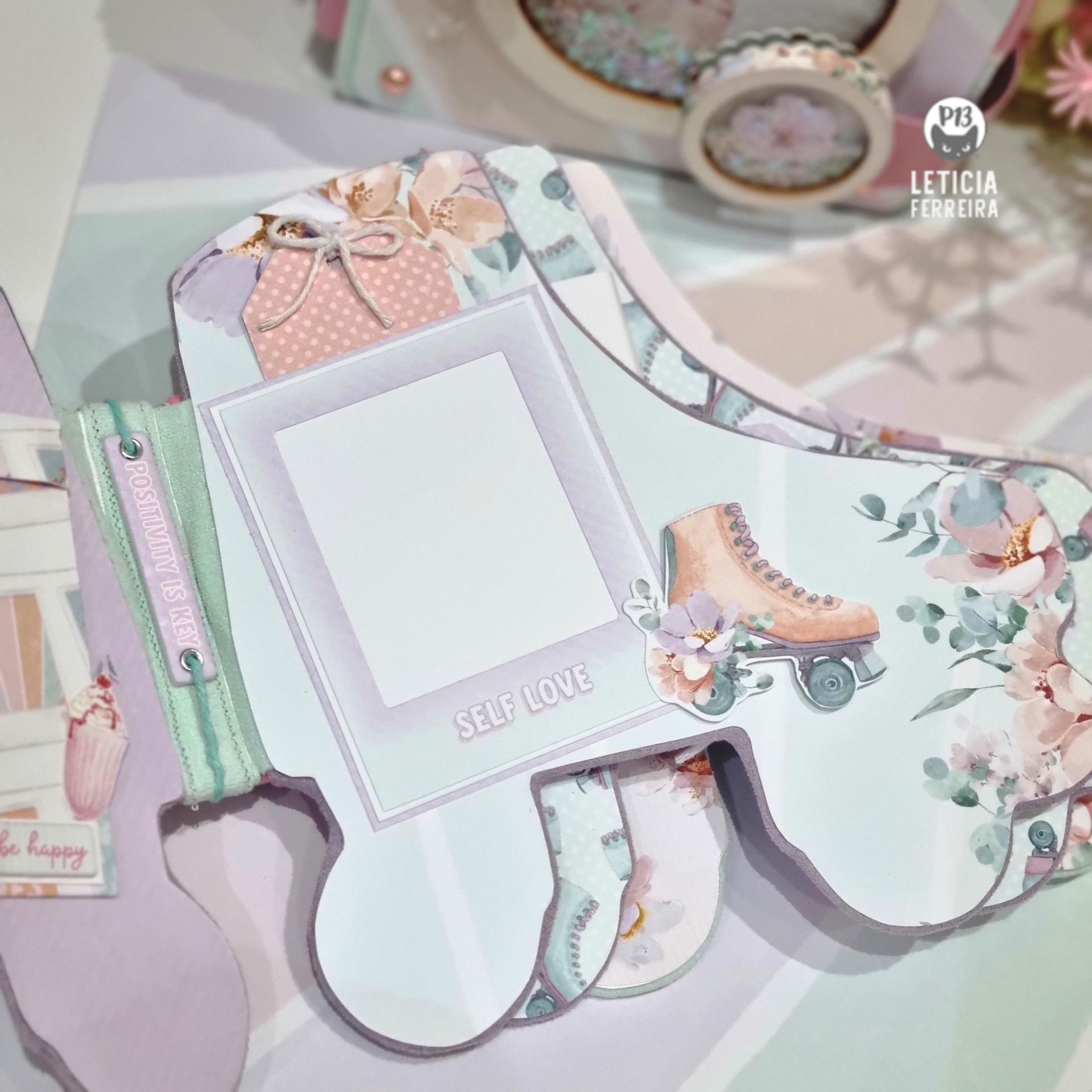 Álbum decorativo em forma de patins com padrões florais e ornamentos tridimensionais