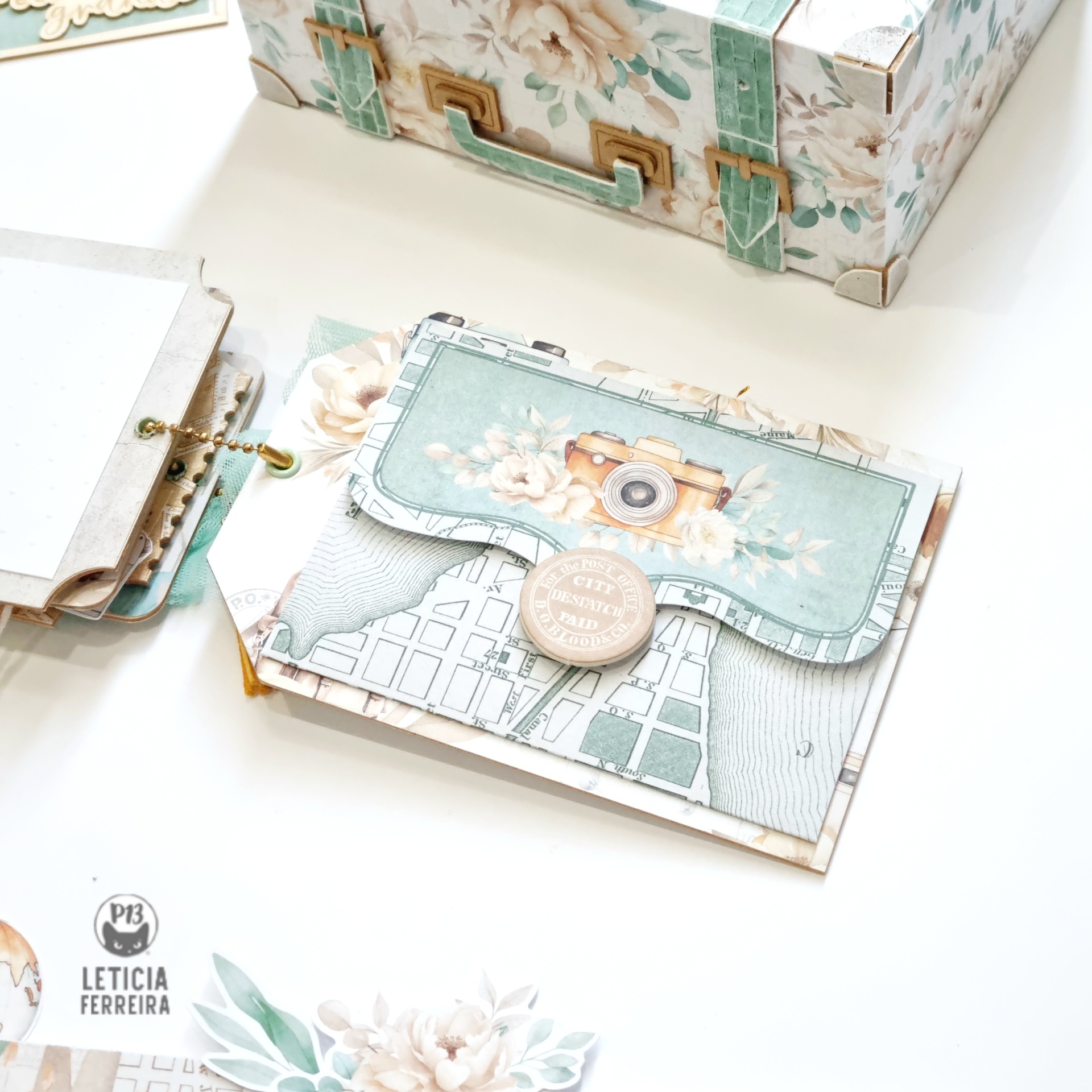 Carteira ou estojo floral pastel com imagem de máquina fotográfica e botão redondo