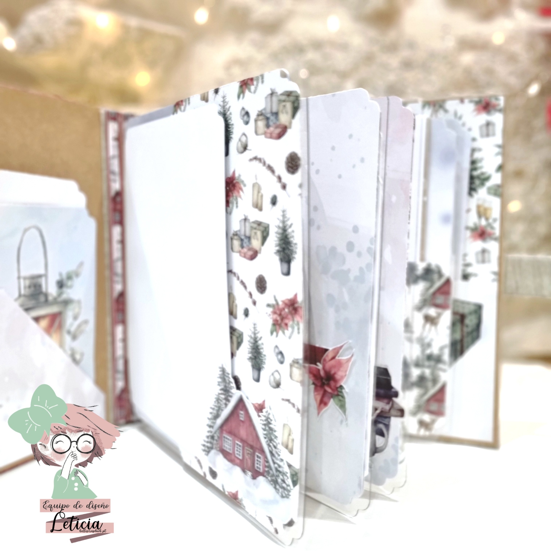 Caderno de capa rígida natalício aberto com padrão de casas e pinheiros